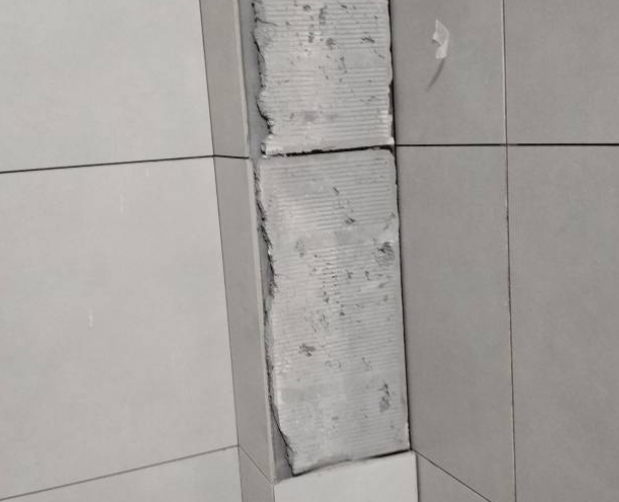 金牛瓷砖空鼓维修公司分享下瓷砖施工前基层浇水润湿程度不足，可能导致以下问题