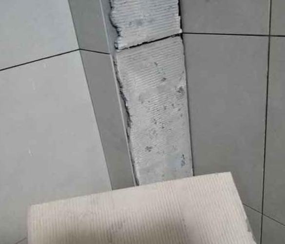 金牛瓷砖空鼓维修公司分享下厨房瓷砖脱落的补救措施。